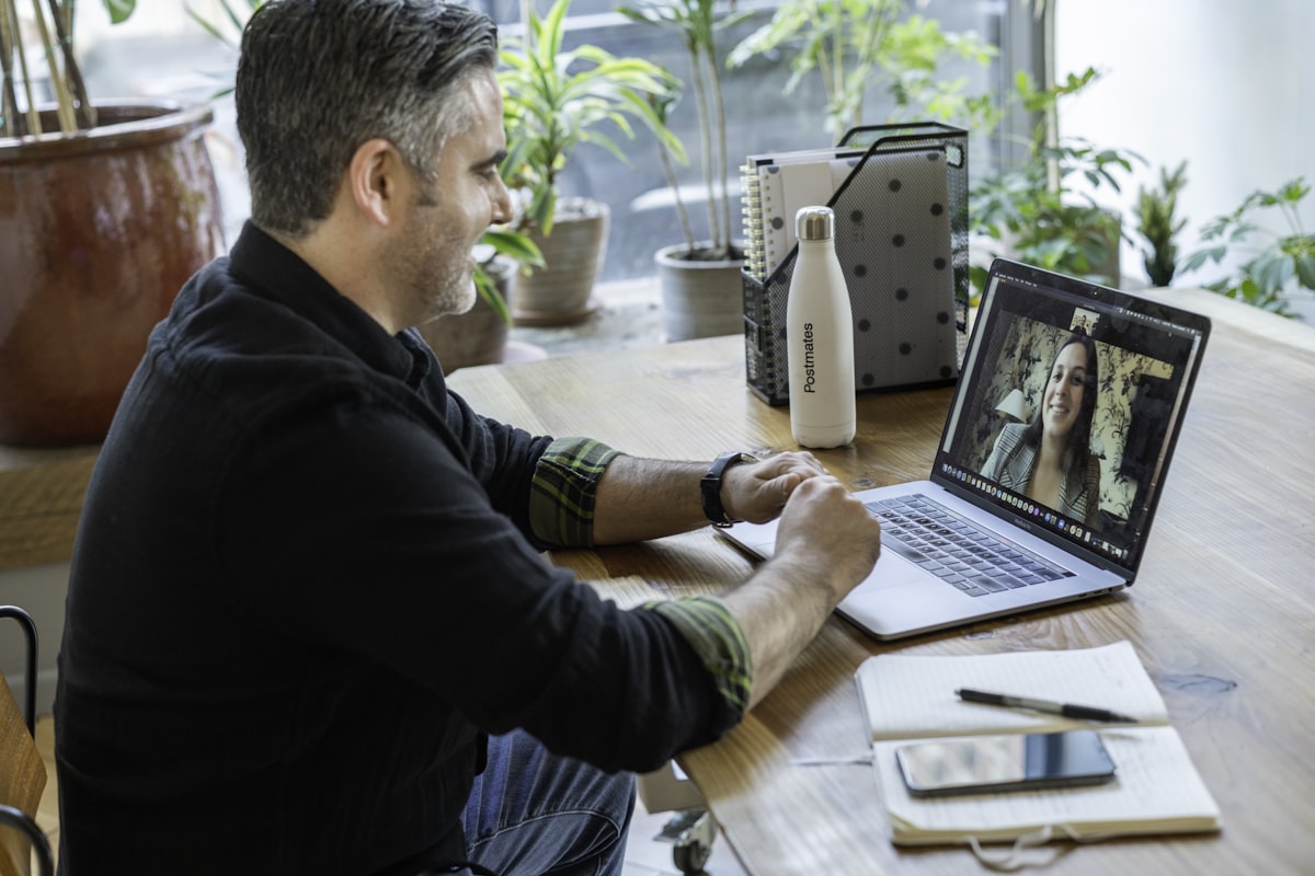 Persönliche Bauberatung per Videokonferenz am Laptop